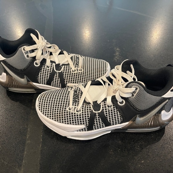 Nike Black and White Sneakers - Picture 2 of 6